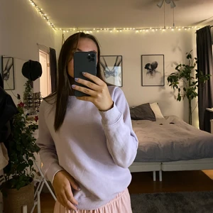 sweatshirt - jättmysig lila sweatshirt i stl xs. 💜Jag är ca 172cm lång, köparen betalar för frakten.