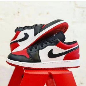 Jordan 1 Bred Toe 👟 - Jordan 1 Bred Toe 👟  Tillgänglig i storlek ⬇️  • EU38   • Pris: 1499kr Fri Frakt  • Vi nås genom dm för eventuella frågor eller funderingar!