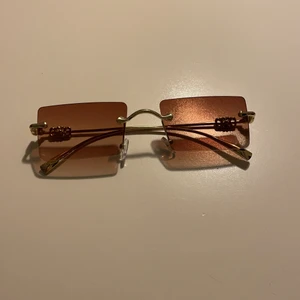 Y2K glasögon - Oanvänd, inga repor, rena, har nässkyd, brun och guld. Pssar med vilken outfit som helst! <3