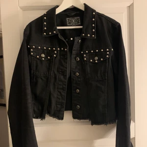 Jeansjacka med nitar - Kortare modell, fint skick!