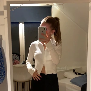 Cooolaste tröjan nånsin!!! 🎸💙 - Säljer finaste långärmade tröjan för att den tyvärr inte kommer till användning 😫 Supercool med två dragkedjor vilket gör att man kan stylea den lite som man vill som t ex kan man ha den som polokrage eller mer öppen 💙 köparen står för frakten! 