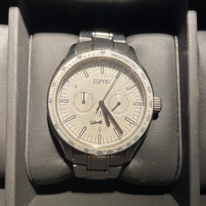 Esprit klocka  - Klocka från esprit. Fint skick, lite repigt glas men fullt fungerande! 