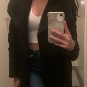 En teddy kappa från bohoo - Orginalpris 600 kronor och endast använd 2 gånger. Teddy material 