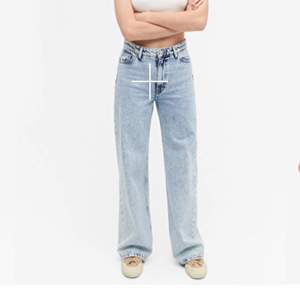 Här har vi ett par jeans från monki. Modell Yoko. Tyvär lite för tajta för mig och inte använt. Passar dig som är 165. Köparen står för frakten 