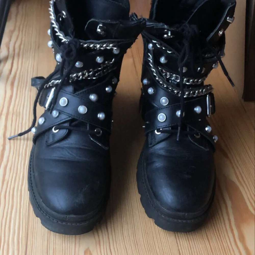 Jättefina zara boots med nitar, utgångspris 500 men kan förhandlas privat! Används inte eftersom jag råkade köpa en för stor storlek ❤️. Skor.