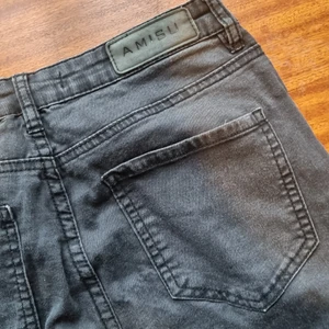 Jeans  - Svarta jeans storlek 36. Använt skick. Bekväma. samfraktar vid köp av flera varor för 66 kr 👍💕📦 obs! Först till kvarn på allt jag säljer!