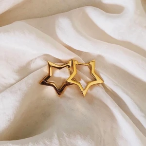 Pistol star💫 - Storlek: 25x26mm                                                                       Pris: 79kr/par