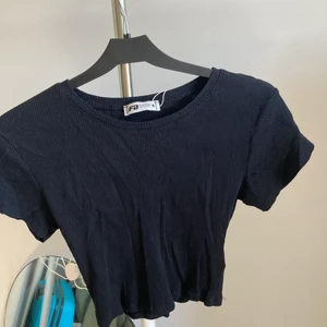 Svart croped top  - En svart croped top från New Yorker i stl M, använd ett par gånger. Sitter väldigt bekvämt