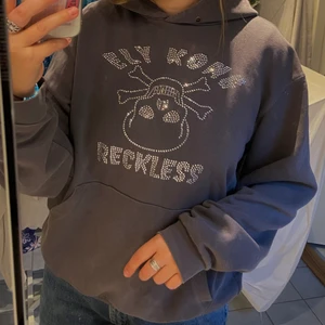 Reckless hoodie - Grå ely kong reckless hoodie skulle säga storlek M(jag är 173cm lång) två små blekta fläckar som syns på andra bilden och några diamanter saknas som syns på tredje bilden. Nypris på en sån hoodie typ 2000+(har inte så bra koll😅) har tyvär inget kvitto. spårbar frakt 66kr🥰 priset är diskuterbart!!