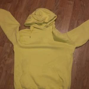 Gul huvtröja  - En fin, gul huvtröja. Väldigt skön att ha på sig, köpare står för frakt. Var inte rädd om att skriva eller fråga något. 