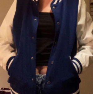 Jacka - Säljer min skit coola jacka som är köpt på secondhand. Storlek S. Köparen står för frakt.💕