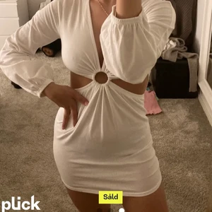 Super snygg fest klänning - Säljer då den vart lite för kort på mig. Jag är 162!!. Skriv om du har frågor💕💕. Den är ifrån Asos. Lånade bilder