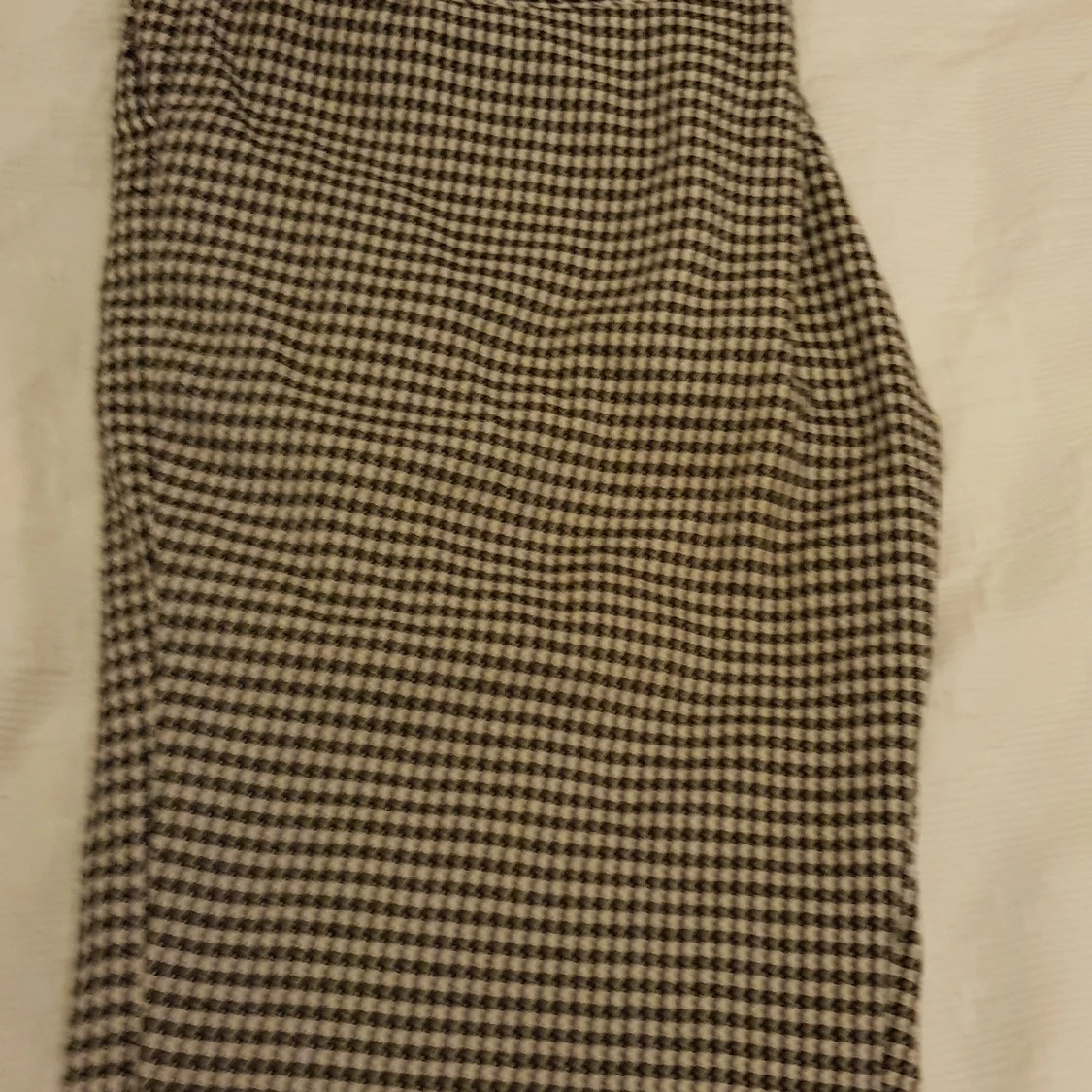 Ett par rutiga byxor i storlek 38.