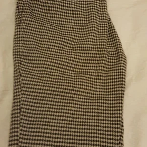 Ett par rutiga byxor i storlek 38. - Ett par rutiga byxor från Mango i storlek 38. Dem är inte så stretchiga.