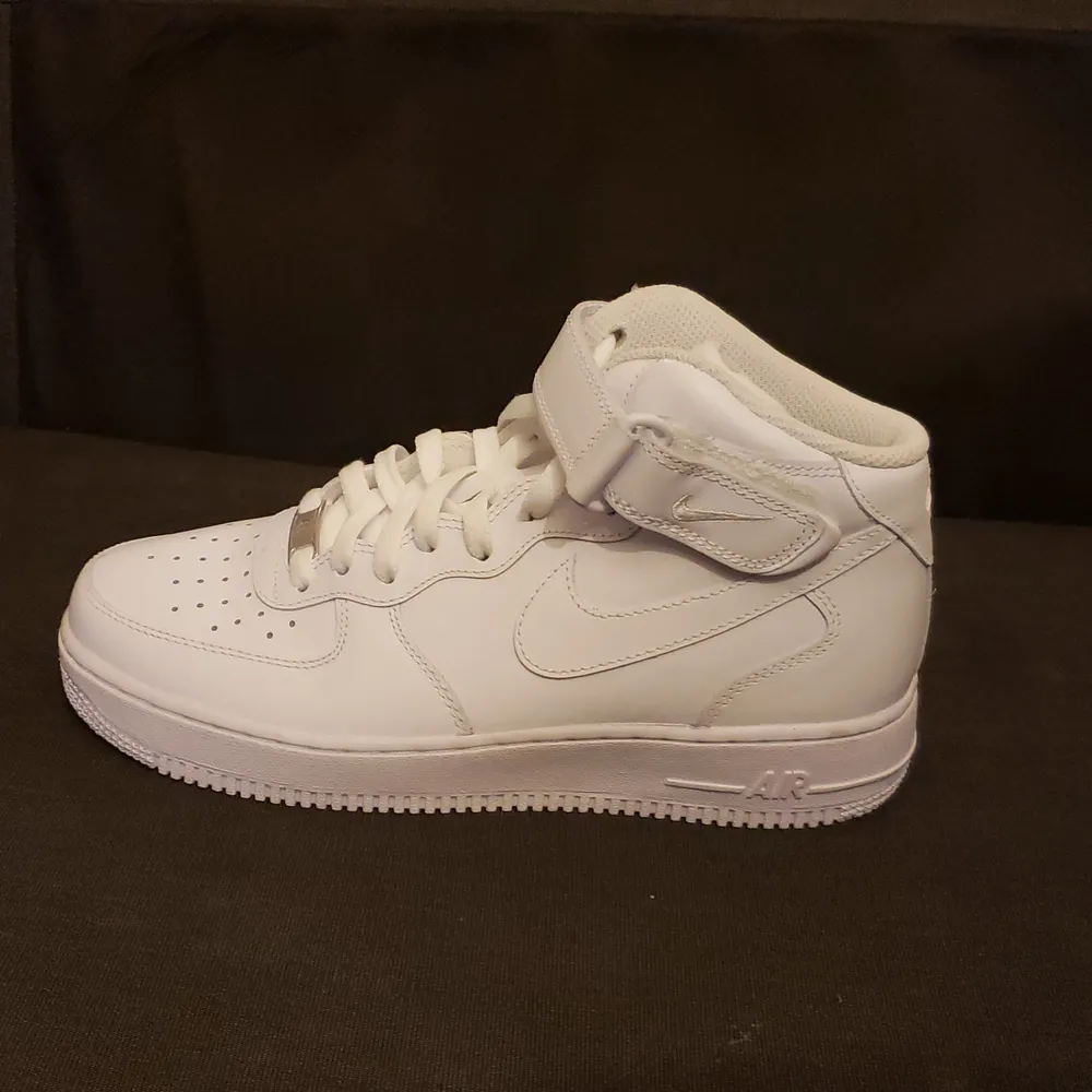 Ett par helt nya Nike av vardera storlekarna: 40-41-42.. Nypriset ligger runt 1100-1400kr. Frakt tillkommer.. Kengät.