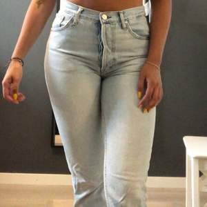 Fina sköna jeans i ljus tvätt! Uppvikta litegrann (se bild 3), använda men i bra skick. 🥰