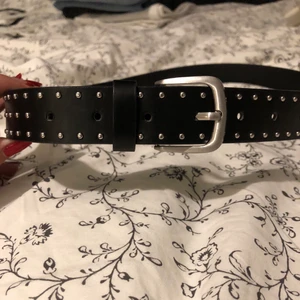 Bälte med nitar - Asballt svart bälte med nitar på! Säljer då det inte används :( 