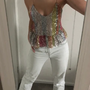 Ljusa underbara jeans - Nu är det dags att sälja mina perfekta jeans från zara. Det finns inte några andra jeans som sitter så bra som dessa. På mig är de lågmidjade och långa och har en så härlig färg. Jeansen har storlek 38 men de är små i storleken så skulle nog mer säga 36. Jag säljer för att jag inte har plats i garderoben helt enkelt…! 💙