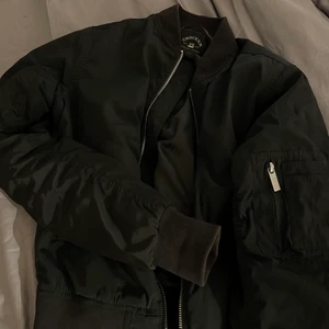 Bomberjacka crocker - Svart bomberjacka från crocker i strl xs. Nästintill oanvänd