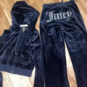 Juicy coutore - Populärt set, använd få gånger & köpt i augusti. Setet är i bra skick och är i storlek XS båda delar, köpt för 1700, säljer hela setet för 850 kr. Kan mötas upp i Malmö☺️