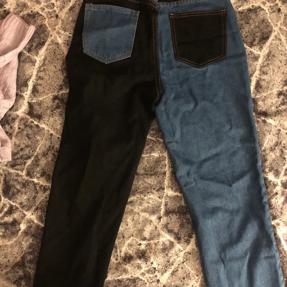Det är ett par Shein jeans storlek xs men det är för stort för ett xs så skulle kunna tro att det e S. Aldrig använt på grund av fel storlek . Jeans & Byxor.