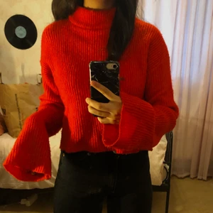 Stickad tröja - Säljer denna jätte mysiga stickade röd/orangea tröjan då den inte kommer till användning❣️ 