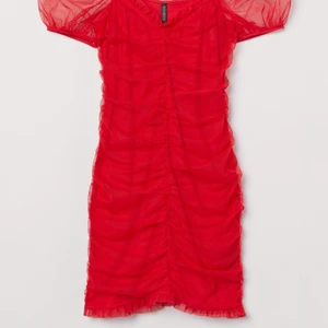 Klänning  - ALDRIG ANVÄND. Prislapp kvar! Säljer denna tajta klänning från en gammal H&M kollektion då jag inte fått tillfälle att använda den. Superfin passform, ger en väldigt charmig figur!