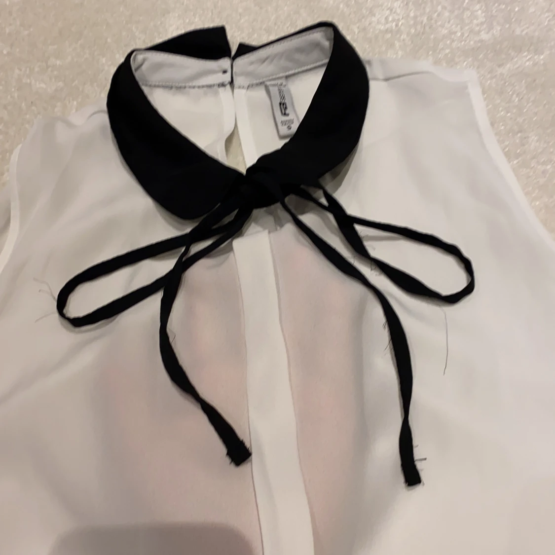 Vit blus med svarta detaljer. - 90