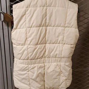 Dun väst jacka  - I mycket bra skick och passar xs- m finns fler bilder 