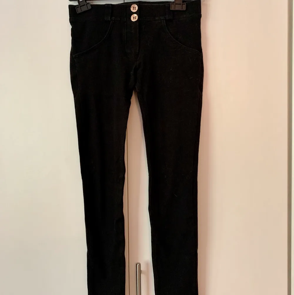 Svarta WR.UP jeans, low waist (använd fåtal gånger)!🌼 Frakt tillkommer😊. Jeans & Byxor.