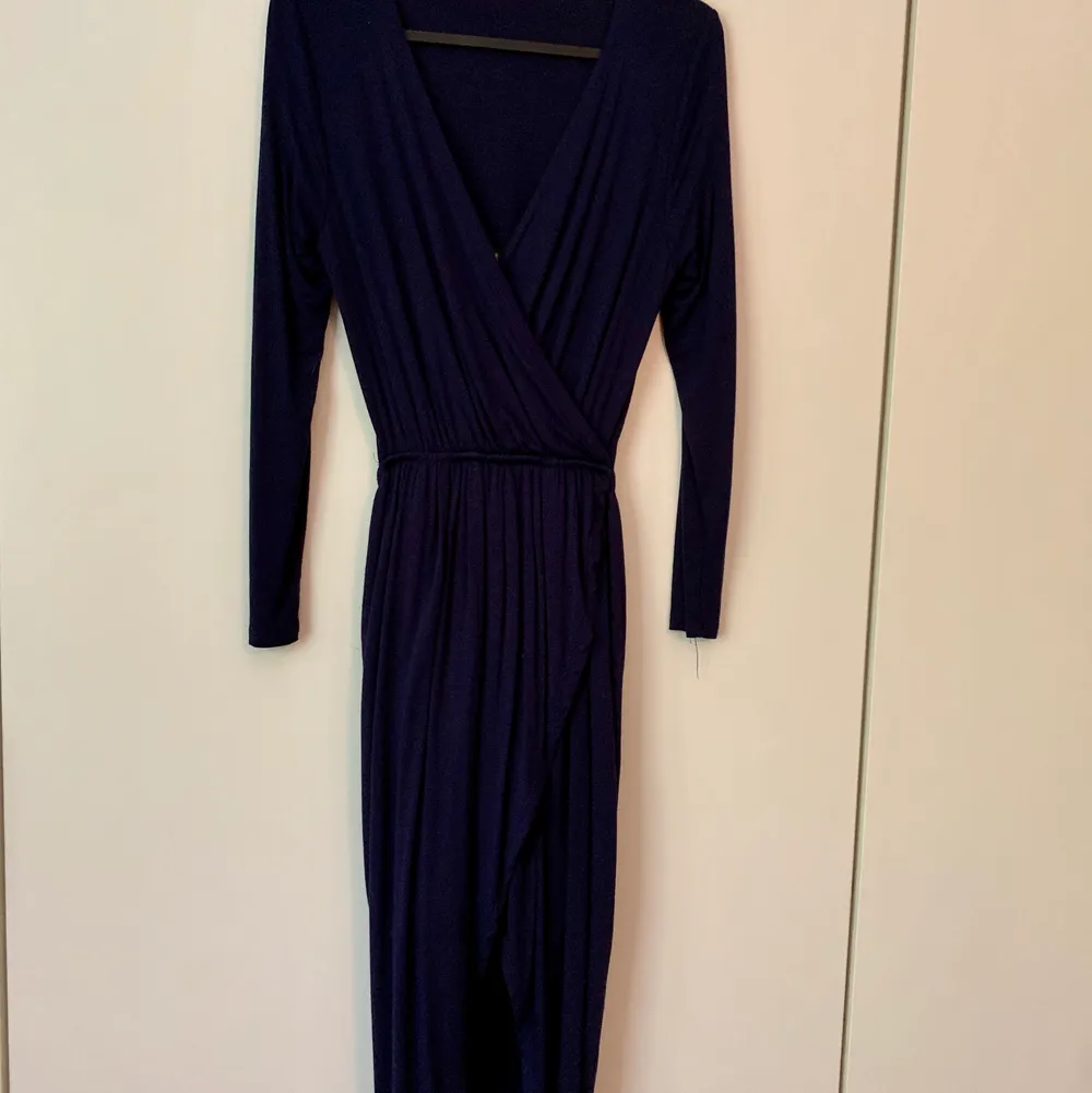 Superfin mörkblå aftonklänning!🌼 Klänningen går längre där bak, har låg vringning framtill och öppen rygg! Frakt tillkommer😊. Klänningar.