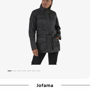 Jofama höstjacka st. 38 - Höstjacka, använd ett fåtal gånger. Färgen är mörkbrun. Kommer från ett djur/rökfritt hem. Ordinarie pris 1999:-