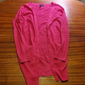 Knallrosa kofta - Knallrosa kofta storlek 40. 15 kr. Samfraktar vid köp av flera varor för 66 kr 🌸❣📦