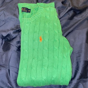 Ralph Lauren stickad  - Säljer min RL-stickade tröja, i världens finaste färg, i fint skick endast använd några få gånger. Frakt tillkommer om den behövs skickas eller så HÄMTAS den i Trollhättan :) storlek M inköpt på Pondus för några år sen.