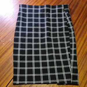 Rutig tight kjol - Längre tight rutig kjol. 38. 15 kr, 45 kr frakt. Samfraktar vid köp av flera varor för 66 kr 📦❣