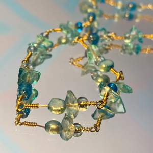 Ett superfint handgjort halsband med blåa pärlor! Spännet är försilvrat, och frakten ingår i priset!😉🙏❤️ checka min profil för mer liknande smycken!💃🏼