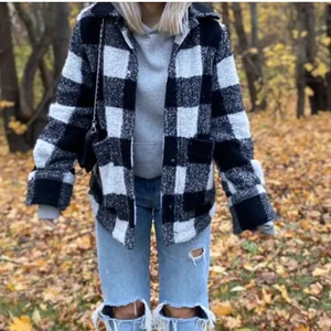 Jacka - Säljer denna underbara jacka som är perfekt nu till hösten! Jätte bra skick!💓