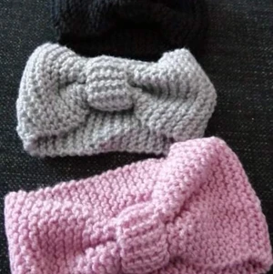 Huvudband - Huvudbanden är stickade utav min mor , dem är töjbara passar i princip alla huvudform. Själv har jag sånna och dem är jätte varma nu när vinter kommer. Den skyddar ex mina öron från vinden som är rätt skönt.