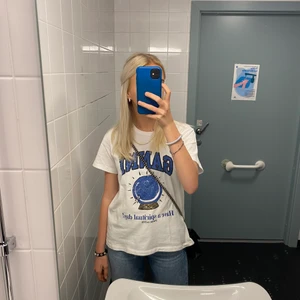 Ganni t-shirt - Säljer min jätte fina ganni t-shirt❤️❤️ knappt använd, så fint skick💓 köp direkt för 850kr🙏🏼