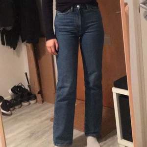 Jättefina mörkblå jeans som passar perfekt nu till hösten 🍂 Skulle säga att de är ligger mellan  34/36 i stl✨