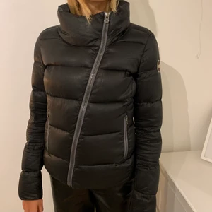 Colmar vinterjacka - Säljer nu min fina Colmar jacka. Storlek 44 som motsvarar S. Svart med brunt innerfoder🤎 Självklart äkta! Så fin och varm till vintern. SÄLJER även en till i min profil! Najs med unikmodell!