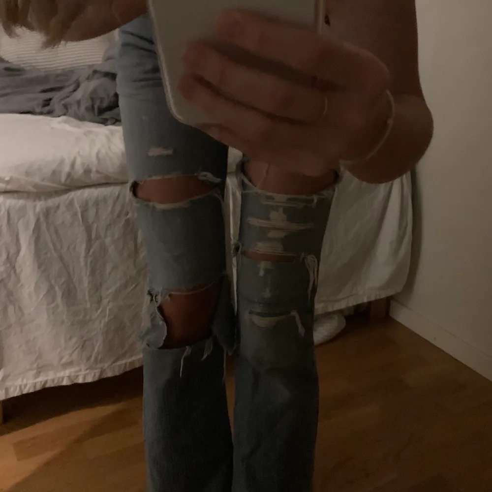 Säljer nu mina absoluta favvo jeans genom alla tider från märket GUL&BLÅ pga att jag tyvärr växt ur dem 💙 De är ganska slitna men sitter ändå skit snyggt på!  Hoppas nu de kan få ett nytt hem :) BUDA I KOMMENTARERNA! . Jeans & Byxor.