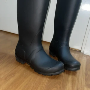 Hunter original stövlar black svarta  - Storlek 38, enligt Zalando har st 39 skafthöjd 41 cm, skaftvidd 36 cm samt klackhöjd på 3 cm. Så ungefär i de måtten. Använd MAX 3 ggr och köpt 8e augusti 2019. Skorna har bokstavligen endast samlat damm de senaste åren och jag använder de aldrig då de inte är min typ av skor bara. Inget fel på de matchar inte min stil allmänt. Kostar 1395 på Zalando vart de köptes men säljer de för 800 kr. Endast swish vid möten. 