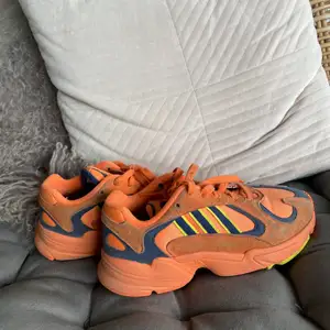 Säljer ett bar Adidas Original Yung-1 skor i färgen orange, knappt använda, storlek 37