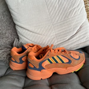 Adidas Yung-1 - Säljer ett bar Adidas Original Yung-1 skor i färgen orange, knappt använda, storlek 37