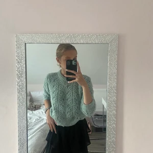 Stickad tröja - Denna tröjan är så himla himla sjukt fin men är i behov av pengar haha så säljer allt just nu. Sjukt fin att matcha till kjol eller kostymbyxor 