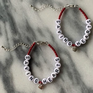 Saving hearts ❤️ - Saving hearts armbandet är gjort av seed bead glaspärlor. Armbanden har silverpläterade karbinhake lås och förlängningskedjor vilket gör att storleken går att justera. 25% av all vinst doneras till Hjärt-Lungfonden! Pris: 99kr/styck (inklusive frakt) ❤️