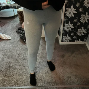Adidas tights storlek 40  - Ett par grå Adidas tights i storlek 40, rätt välanvända men inget som syns på dem, originalpris runt 300, jag säljer för 70kr + frakt 