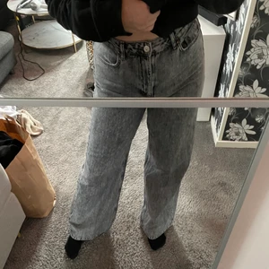 Super Wide leg jeans i storlek 42  - Ett par grå super vida jeans i storlek 42, köpta från ASOS o knappt aldrig använda. Jag är nästan 175 cm lång och dom sitter perfekt på längden på mig så dom är perfekta för någon som är ungefär den längden. Köptes för 500kr, säljer dom för 200kr + frakt 