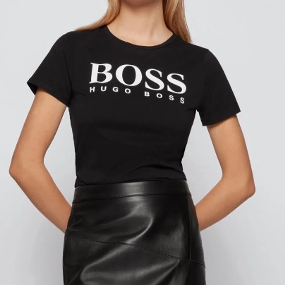 Säljer nu min helt oanvända äkta Hugo Boss T-shirt💗 Den är köpt för ett tag sen men är helt i nyskick💗 Säljer då den tyvärr inte kommer till någon användning💗 Pris går självklart att disskutera💗 original pris: 539💗. T-shirts.